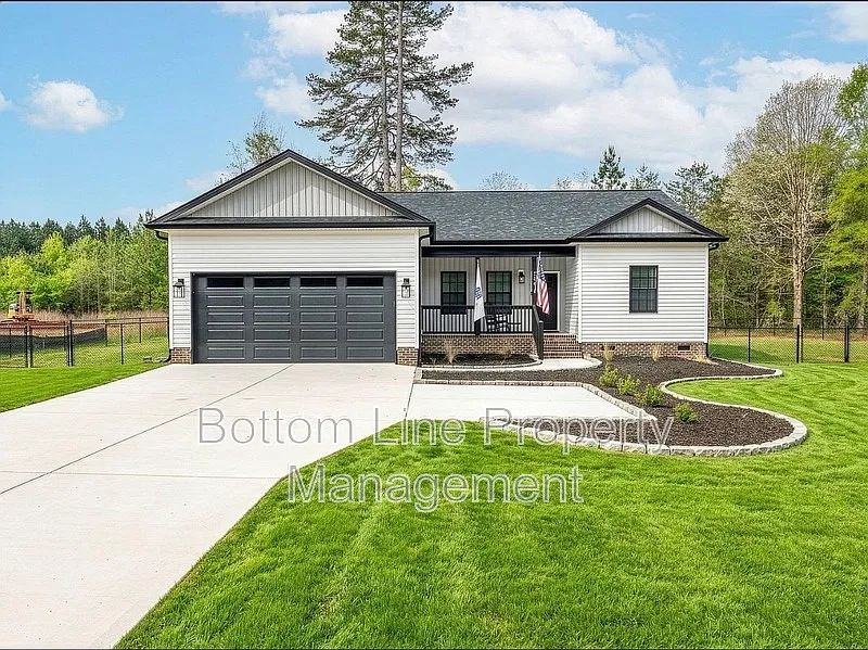 3 bed, 2.0 bath, 1435 sqft, $2,300 — Photo 1
