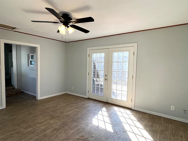 801 Avenue F — Photo 14