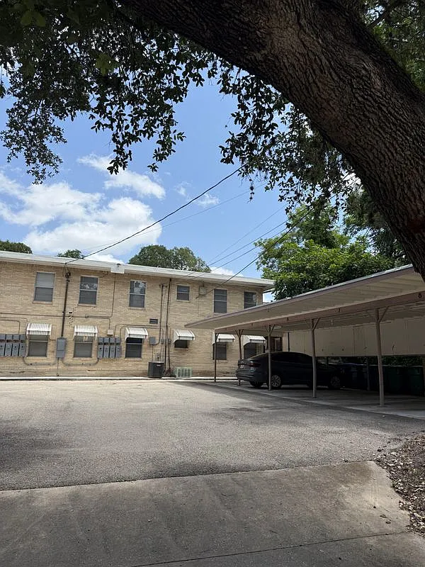1 bed, 1.0 bath, 810 sqft, $1,200 — Photo 3