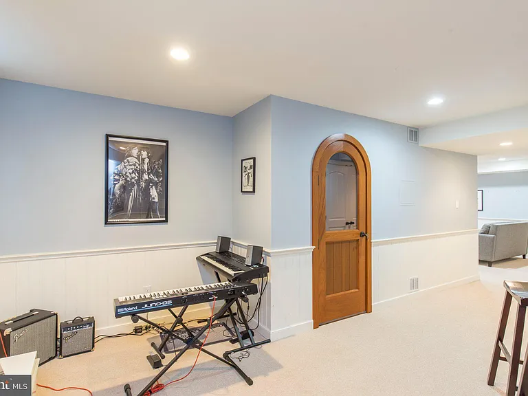 101 Woods Ln — Photo 34