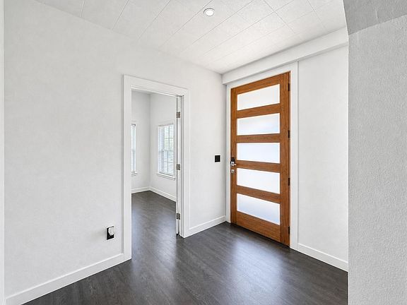 3rd image of 1601 S Travis St