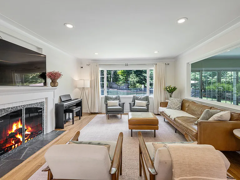 496 Lincoln Ave — Photo 8