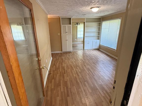 4th image of 805 Alvaredo St