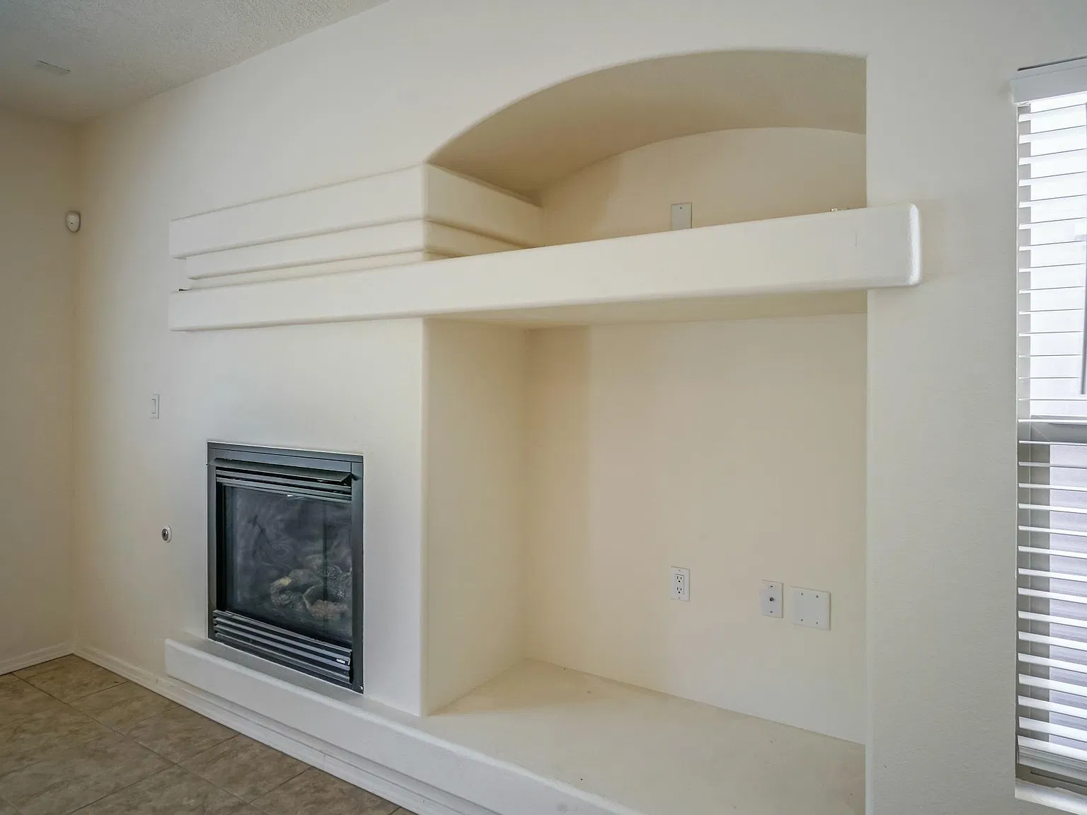 3 bed, 2085 sqft, $2,700 — Photo 2