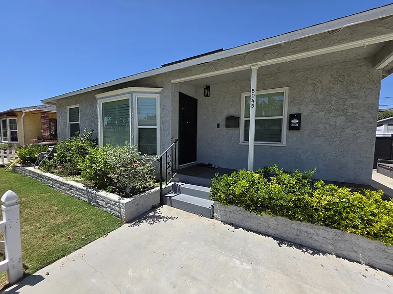 5045 Adenmoor Ave — Photo 2