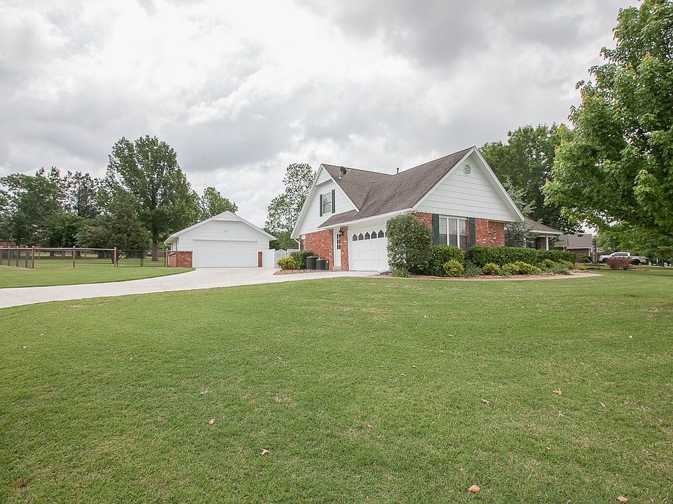 Attached/detached four car garage