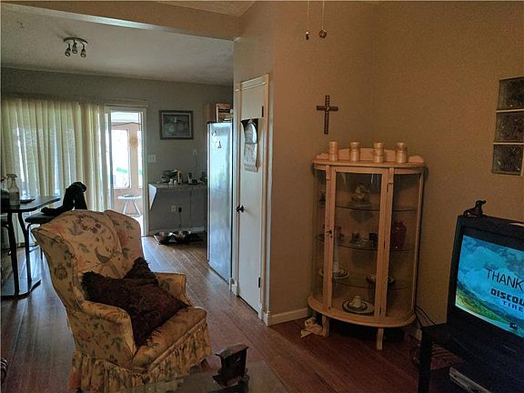 5th image of 250 Juniper Ave