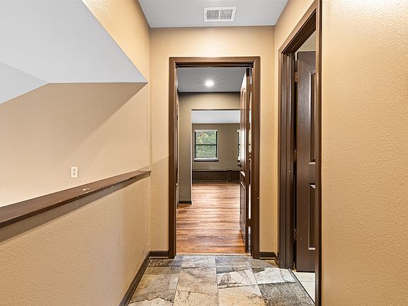 3rd image of 632 Susan Rd