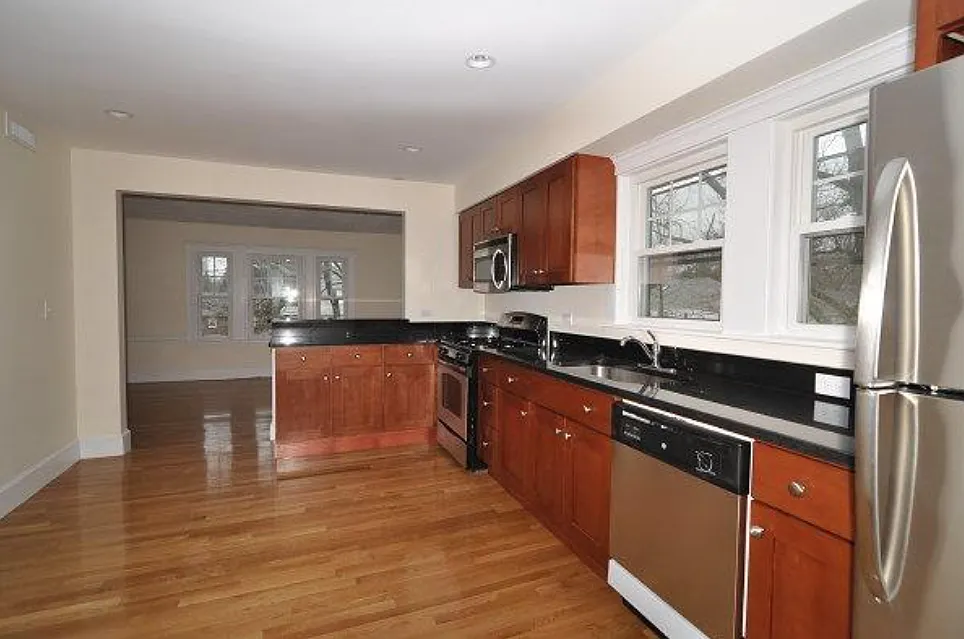 4 bed, 1324 sqft, $6,300 — Photo 2