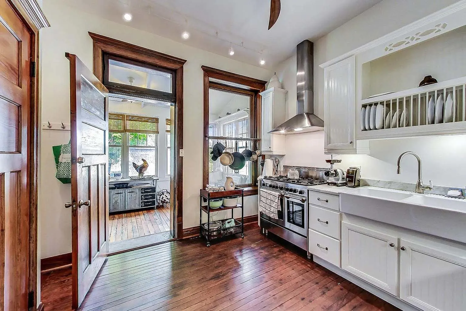 4 bed, 2.5 bath, 2500 sqft, $3,700 — Photo 4