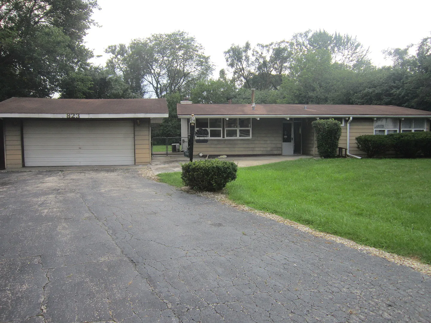 823 Coronet Ln photo 1