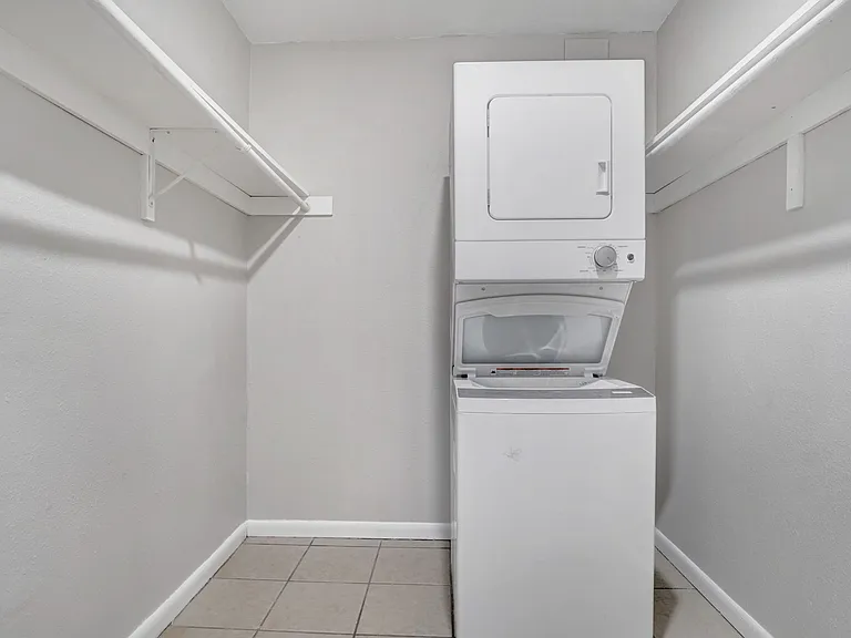Lakeview Apartments — Photo 12