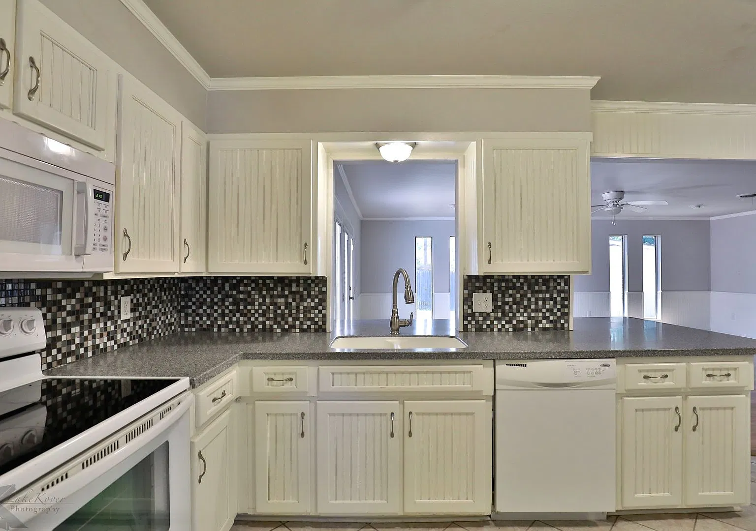 3 Bed, 2 Bath, 2 Living, 1 Car Garage; Close To Hsu! — Photo 3