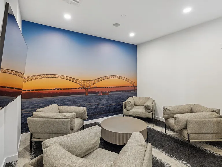 Link Apartments Broad Ave — Photo 32