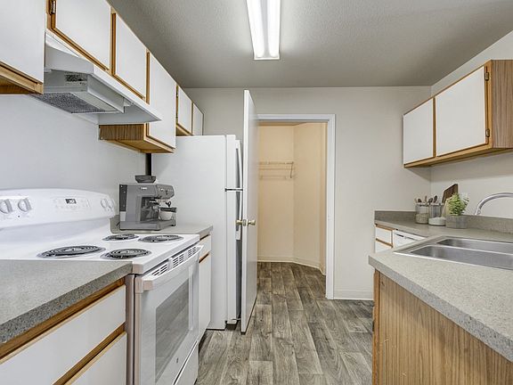 4th image of 6221 Castlegate Dr W #737
