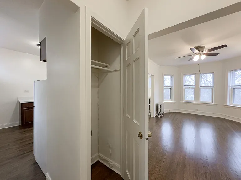 2633 W Ainslie St #4 — Photo 12