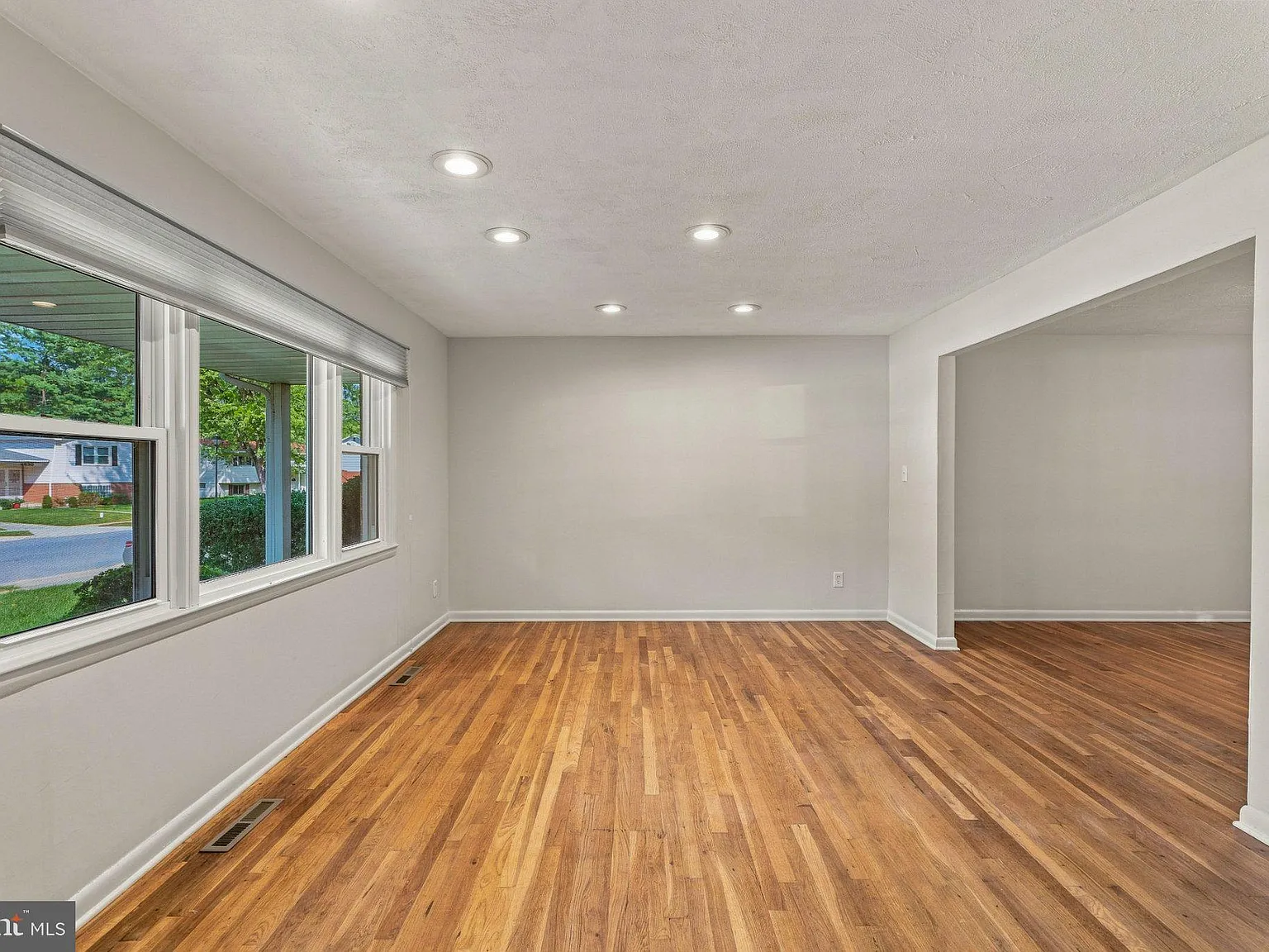 4 bed, 2.5 bath, 2490 sqft, $3,300 — Photo 3