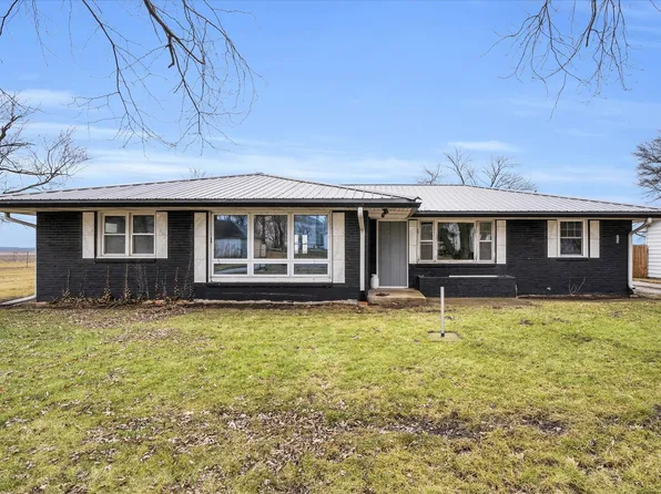 204 3rd St, Dewey, IL 61840