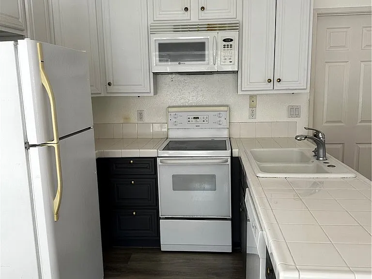 517 S Hewes St #B — Photo 4