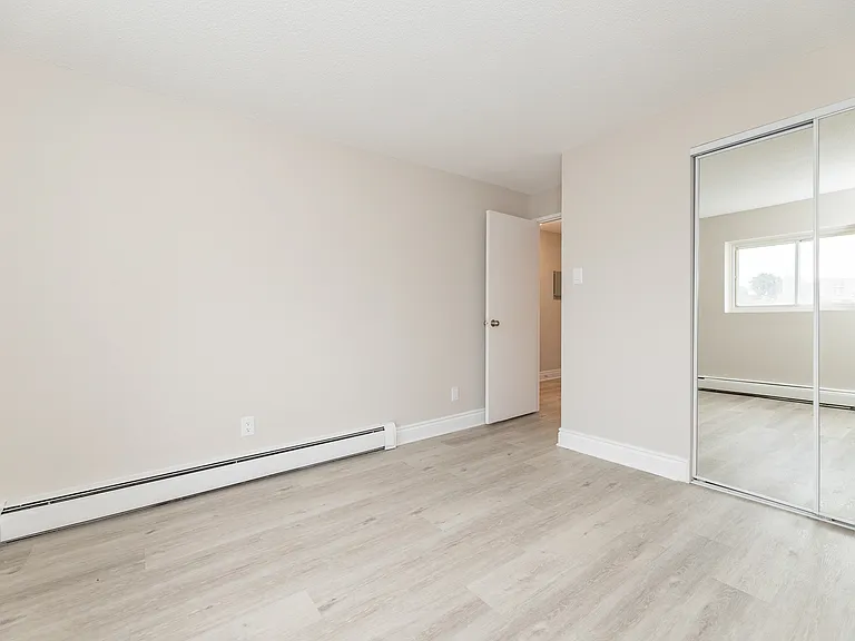 215 Clarence St — Photo 7
