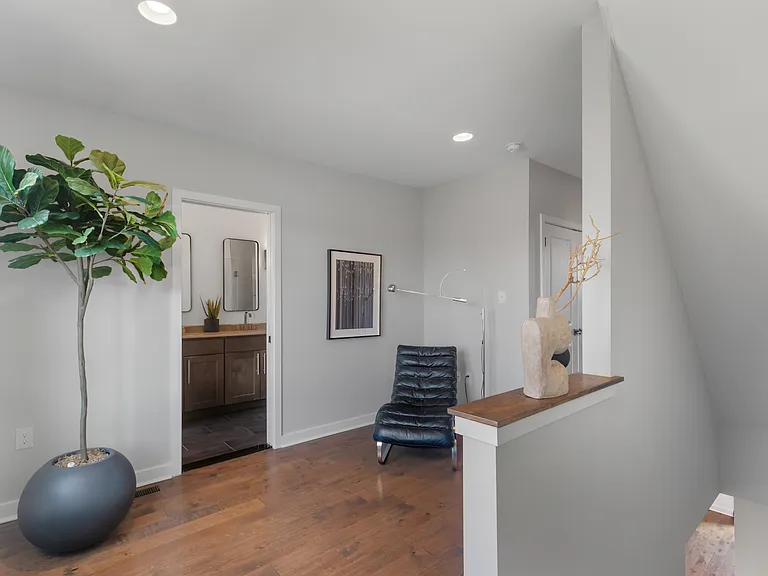 136 Burnside St — Photo 15