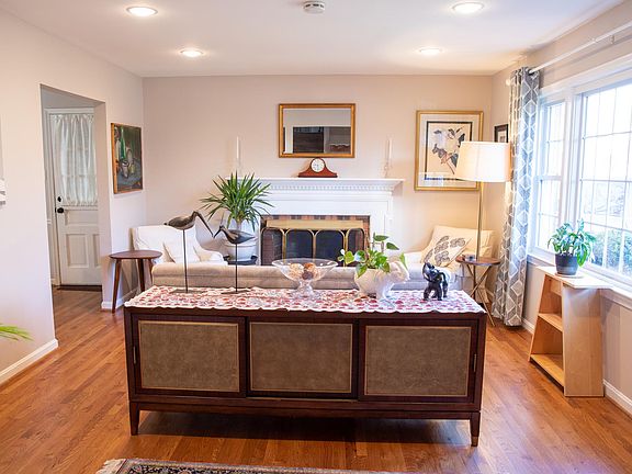 3rd image of 5417 Broadmoor St