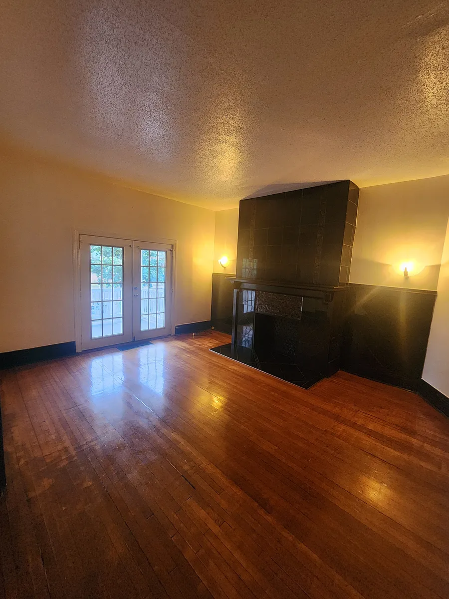Building Photo - 642 Elmwood Ave #1