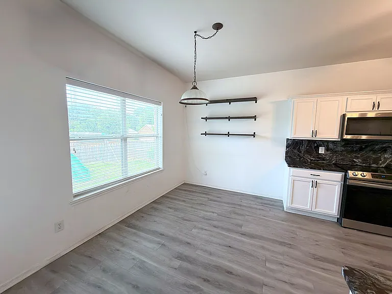 317 Sheridan Rd — Photo 8