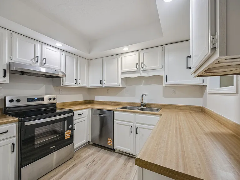6137 Quince Rd — Photo 7