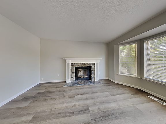 5th image of 3227 31st Street Pl SE