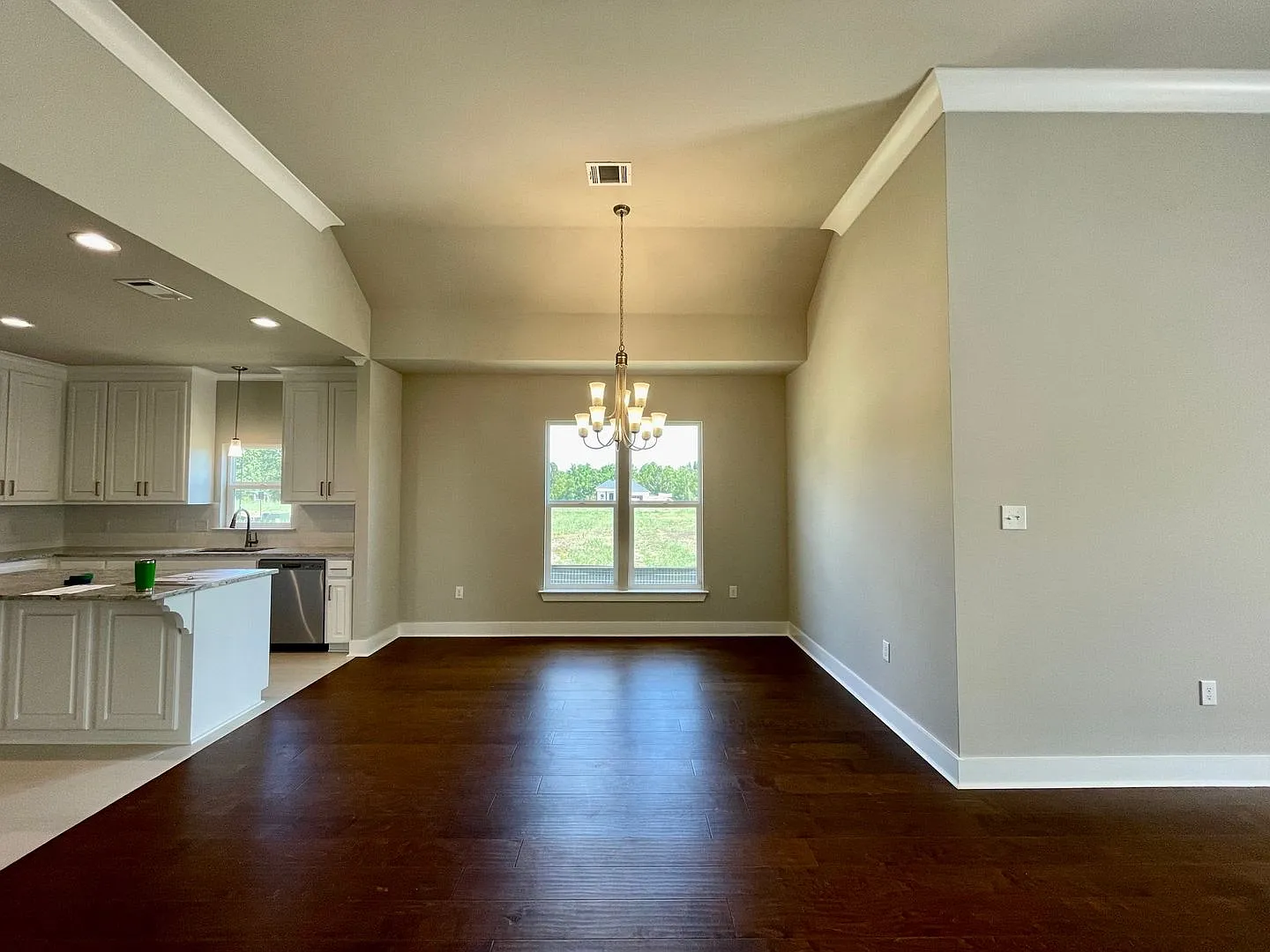 4 Bed 3 Bath in Southhaven! — Photo 3