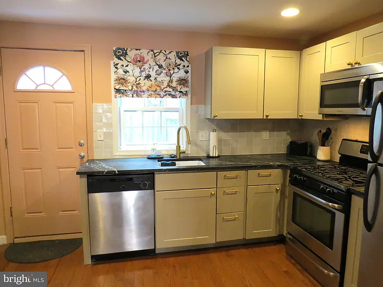 1424 S Orianna St — Photo 4