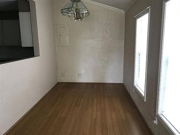 3rd image of 223 S Oak St