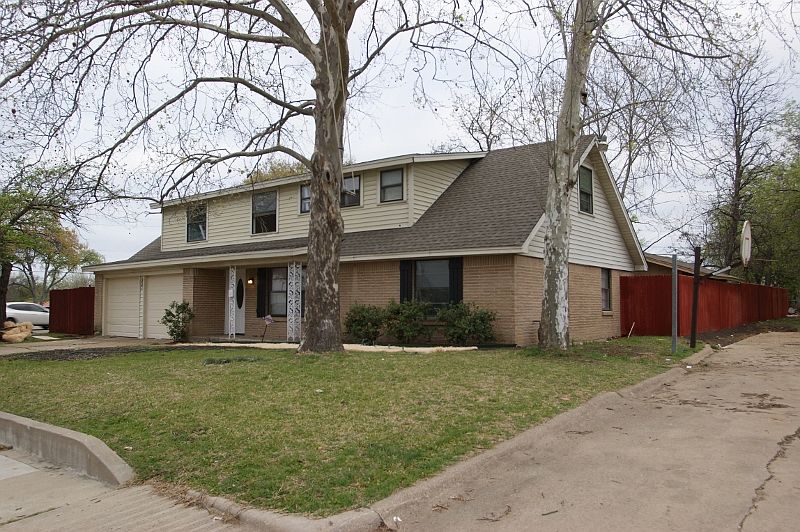 1st image of 901 Rosewood Ln