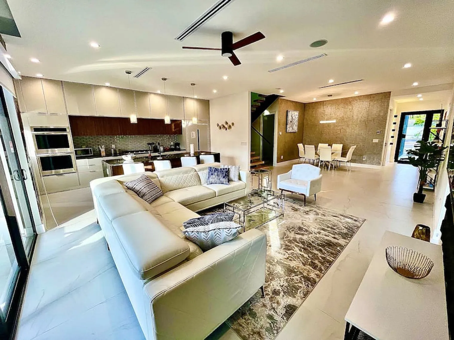 3 bed, 3.0 bath, 2992 sqft, $11,503 — Photo 3