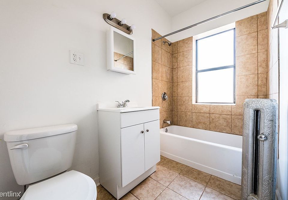 400 S Laramie Ave Apartments Chicago Bathroom_01