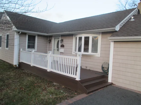 55 Beachwood Dr, Babylon, NY 11702