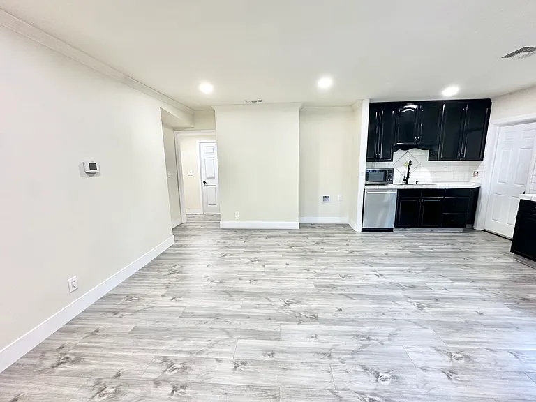 1103 N Maple St — Photo 3