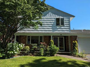 9 Heathcote Dr, Albertson, NY 11507