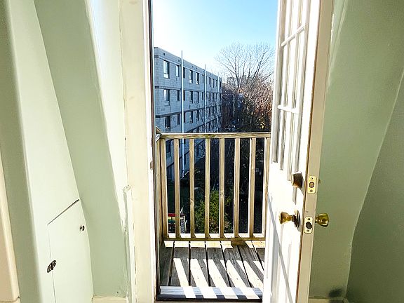4th image of 208 High St APT 5