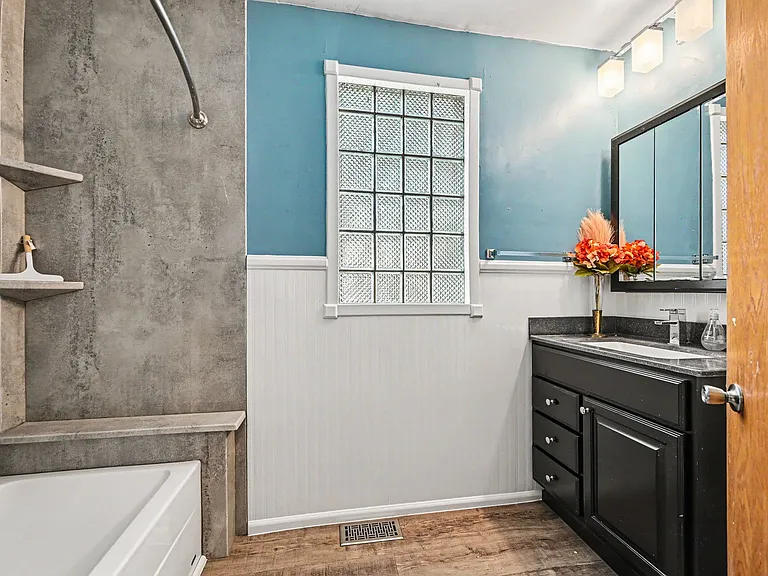 1411 Knox Ave N — Photo 18
