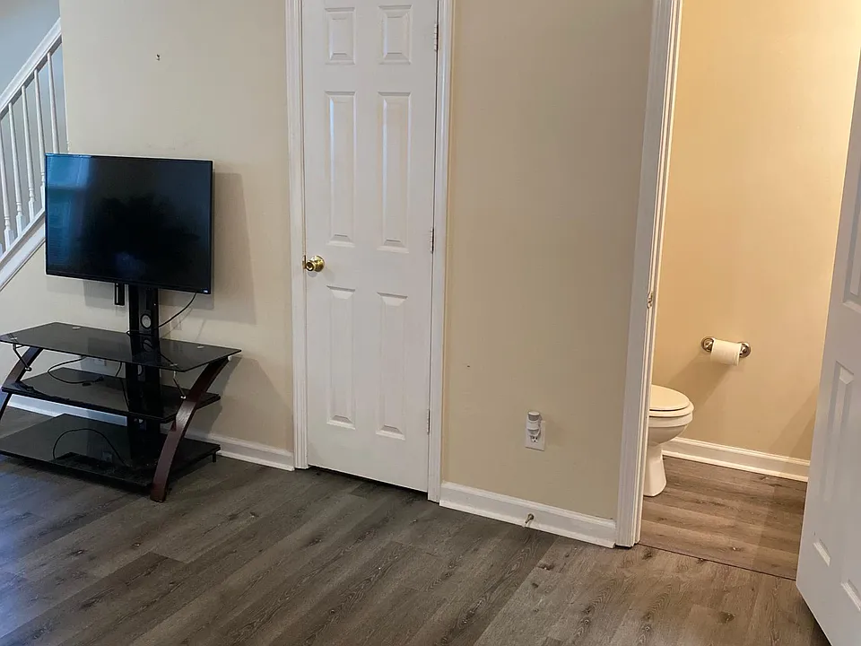Single Bathroom bottom floor