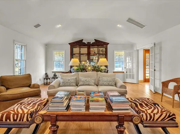 1801 Drakestone Ave, Nichols Hills, OK 73120