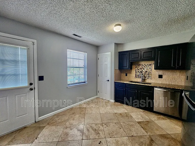 737 Fox Ridge Dr — Photo 6