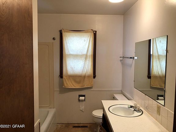 5th image of 216 5th St NE