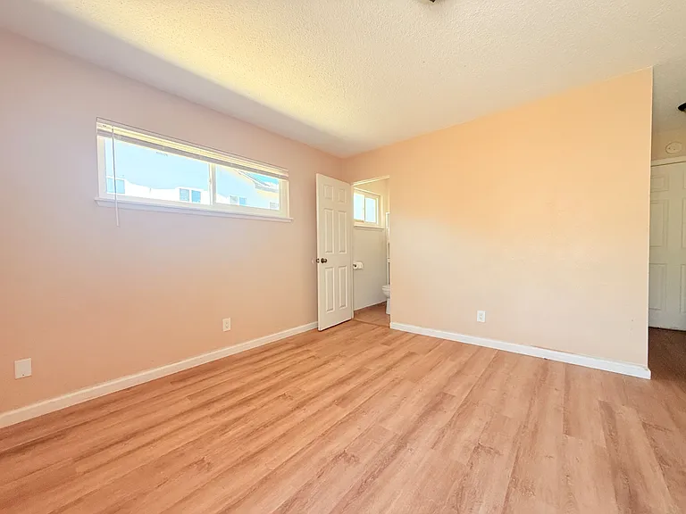 593 Venus Ave #C — Photo 2