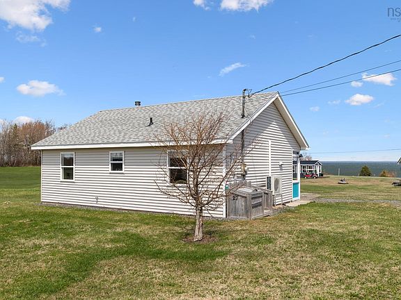 3rd image of 27 Island View Cres