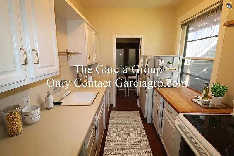 2 bed, 1.0 bath, 900 sqft, $1,695 — Photo 2