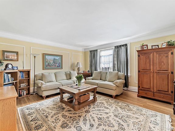 3rd image of 42 Pondfield W #6D