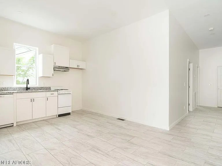 2642 Summit Ave NE — Photo 3